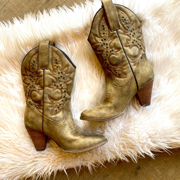 Very Volatile Shoes - Very Volatile Rhinestone & Brass Studded Distressed Cowgirl Boots Size 8.5